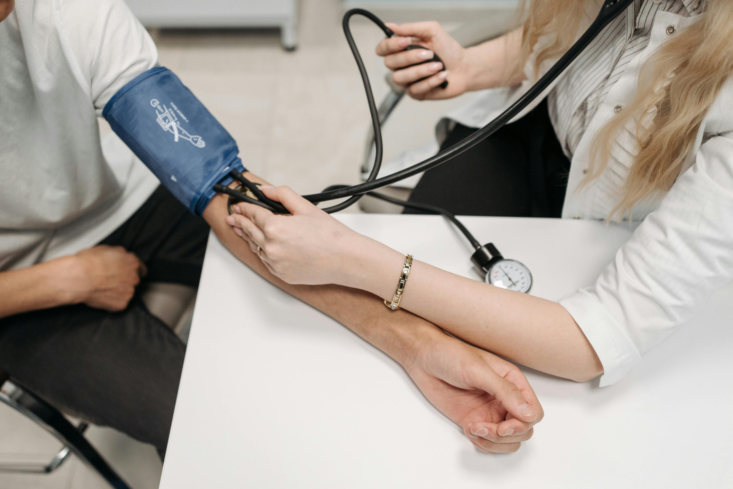 Illustration of a blood pressure monitor and a glucose meter, symbolizing the management of high blood pressure and diabetes.